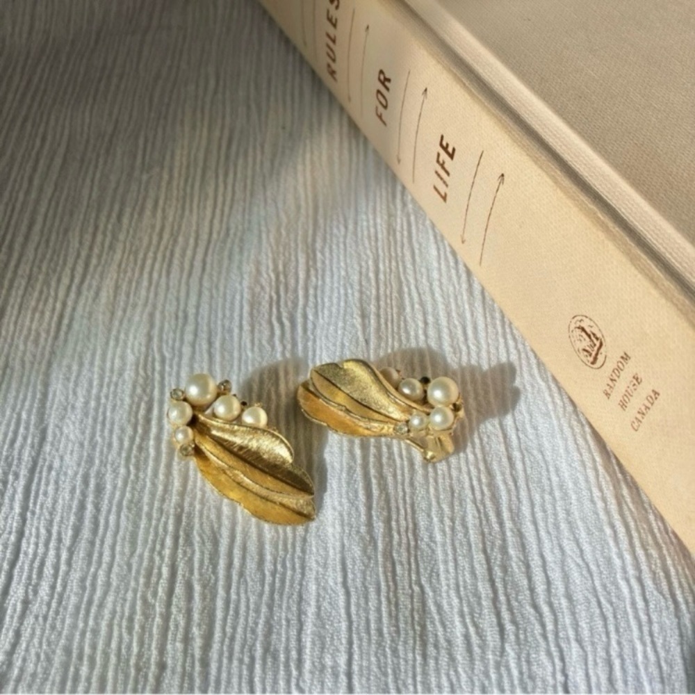 B. Steinberg-Kaslo Co. B.S.K. Gold Leaf Clip On Earrings Pearl Rhinestone Jewelr
